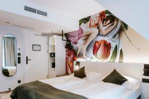Un pat sau paturi într-o cameră la ART-INN Design Self-Check-in-Hotel