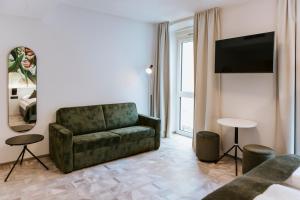 Un televizor și/sau centru de divertisment la ART-INN Design Self-Check-in-Hotel