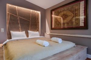 een slaapkamer met een bed met 2 kussens erop bij Şebnem Hotel in Istanbul