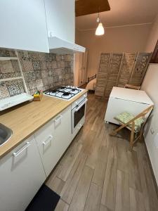 a kitchen with white cabinets and a stove top oven at La Torre in Santo Padre