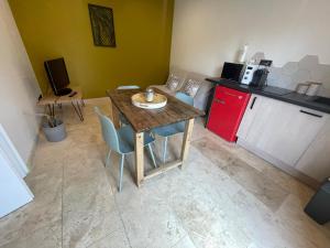 ギャップにあるGuest House à la Natureの部屋に木製のテーブルと椅子が置かれたキッチン