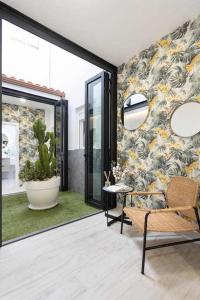 a living room with a chair and a plant at Sunny island terraza san andrés in San Andrés