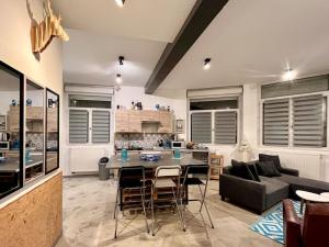 cocina y sala de estar con mesa y sillas en Appartement cosy hyper-centre 70m2, en Amiens