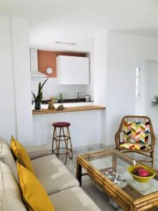 un salon avec un canapé et une table dans l'établissement Casa Nicolás, à Playa Honda 7 autres photos