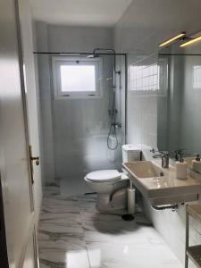 une salle de bains avec toilettes et lavabo dans l'établissement Casa Nicolás, à Playa Honda