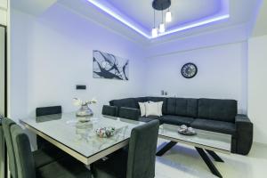 Χώρος καθιστικού στο Jensila Suite by "elite"