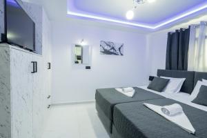 Μια τηλεόραση ή/και κέντρο ψυχαγωγίας στο Jensila Suite by "elite"