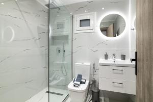 un bagno con doccia, WC e lavandino di Jensila Suite by "elite" a Città di Zante