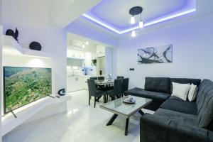un soggiorno con un divano e un tavolo di Jensila Suite by "elite" a Città di Zante