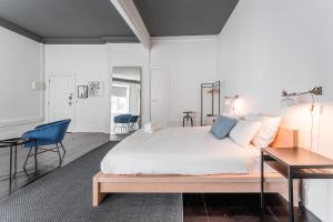 - une chambre avec un grand lit et un bureau dans l'établissement GuestReady - Innvict - Hank - Street view, à Porto