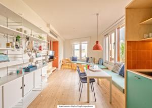 a kitchen and dining room with a table and chairs at Gòtic by The 5ve Soul in Barcelona