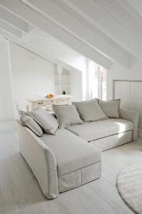 Biały salon z białą kanapą w obiekcie La Maison City Life Apartments w Mediolanie