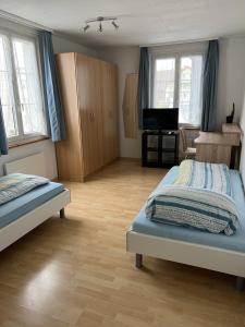 - une chambre avec 2 lits et une télévision dans l'établissement Landgasthof Adler in 9304 Bernhardzell, à Häggenschwil