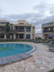ośrodek z basenem przed budynkiem w obiekcie VILAS NA PRAIA RESIDENCE O PARAÍSO É AQUI w mieście Canoa Quebrada