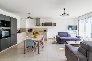 Zdjęcie z galerii obiektu Moderne, piscine, parking privé, climatisation, 3 chambres w mieście Six-Fours-les-Plages