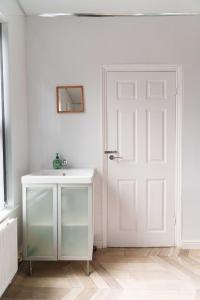 Łazienka z białymi drzwiami i umywalką w obiekcie Dent House Stays w mieście Hunslet