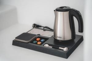 Příslušenství pro přípravu čaje a kávy v ubytování AKRI santorini with heated jacuzzi