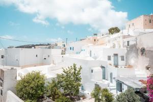 Blick auf eine Stadt mit weißen Gebäuden in der Unterkunft AKRI santorini with heated jacuzzi in Emporio