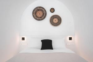 Rúm í herbergi á AKRI santorini with heated jacuzzi