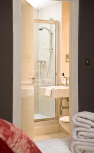 uma casa de banho com um chuveiro e um lavatório. em Dreamhouse Apartments Glasgow City Centre em Glasgow
