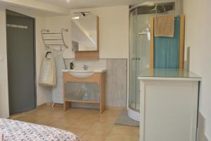 a small bathroom with a sink and a shower at Gîte 2 Personnes- Rénové - Plage à 5 min - Parking Gratuit in Lampaul-Ploudalmézeau +76 photos