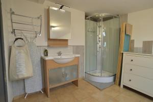 La salle de bains est pourvue d'un lavabo et d'une douche. dans l'établissement Gîte Kerlosvézan, à la campagne, proche mer, à Lampaul-Ploudalmézeau