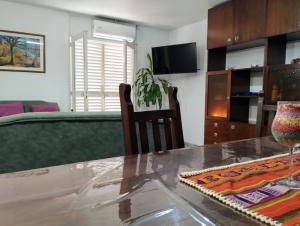 sala de estar con mesa y sofá verde en LA CASA DE LA PARRA en Godoy Cruz