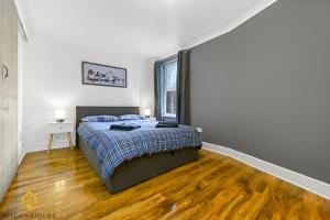 a bedroom with a bed and a window at Charming River View 3 bedroom Apartment in the Heart of London in London