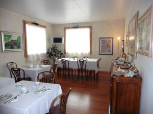 un comedor con mesas y sillas con manteles blancos en A Casa Di Paola, en Chiarano