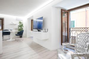 Μια τηλεόραση ή/και κέντρο ψυχαγωγίας στο My Piazza Navona Jacuzzi Suite - Top Collection