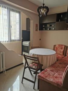 sala de estar con mesa y sofá en Dabnika, en Vratsa