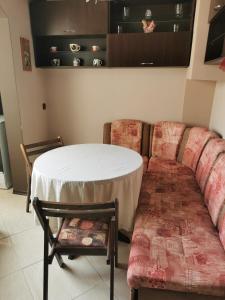 Dabnika في Vratsa: غرفة معيشة مع طاولة وأريكة