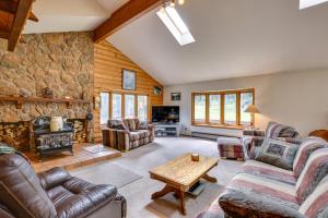 una sala de estar con sofás y una pared de piedra. en Silver Plume Mountain Haven with Views and Deck!, en Silver Plume