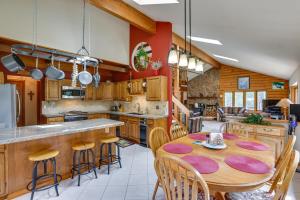 cocina con mesa de madera, sillas y encimera en Silver Plume Mountain Haven with Views and Deck!, en Silver Plume