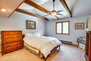 1 dormitorio con 1 cama y ventilador de techo en Silver Plume Mountain Haven with Views and Deck!, en Silver Plume