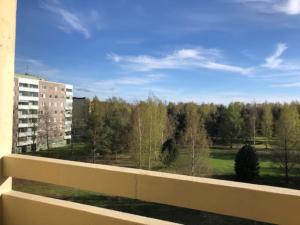 ポリにあるKotimaailma Pori asunto 3 henkilölleの建物のバルコニーから公園の景色を望めます。 +4枚の写真