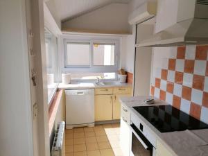 Kuchyň nebo kuchyňský kout v ubytování Maison de vacances 4/6 personnes + 7 fotografií
