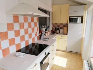 Kuchyňa alebo kuchynka v ubytovaní Maison de vacances 4/6 personnes