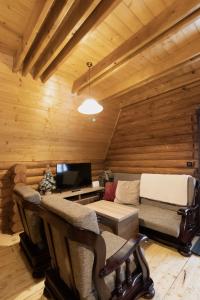 a living room with a couch and a table at Alpska kuća Klek in Jasenak