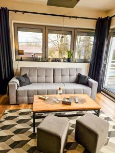 salon z kanapą i stołem w obiekcie Apartament LOFT w Pszczynie