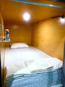 Postel nebo postele na pokoji v ubytování Bu Sepuh GuestHouse
