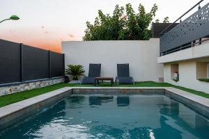 uma piscina no quintal de uma casa em Grande Villa cosy avec piscine, sauna & jacuzzi em Juvignac