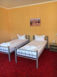 dos camas sentadas una al lado de la otra en una habitación en Hotel Pension Streuhof Berlin, en Berlín