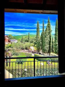 Elle offre une vue sur le jardin depuis sa fenêtre. dans l'établissement Welcome Traveller LOVELY APARTMENTS, à Castion Veronese