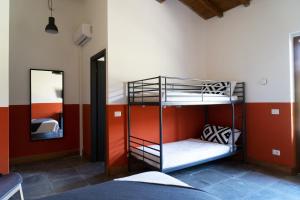 a room with two bunk beds and a mirror at Agriturismo Braciami in Viterbo