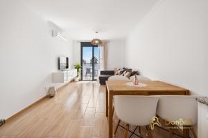 Posezení v ubytování Cozy apartment with sea view and private parking in Fuengirola + 13 fotografií