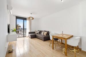 Posezení v ubytování Cozy apartment with sea view and private parking in Fuengirola