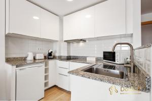 Kuchyň nebo kuchyňský kout v ubytování Cozy apartment with sea view and private parking in Fuengirola