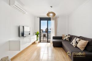 Posezení v ubytování Cozy apartment with sea view and private parking in Fuengirola