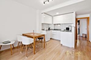 Kuchyň nebo kuchyňský kout v ubytování Cozy apartment with sea view and private parking in Fuengirola
